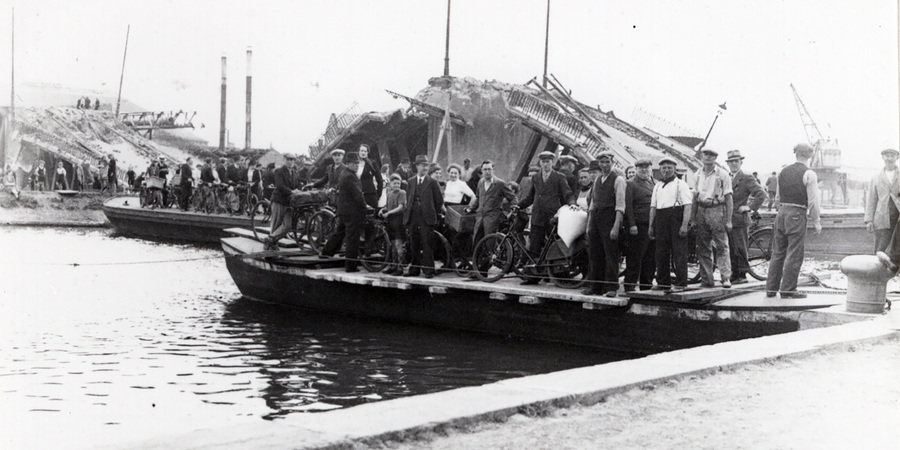 Merksemnaren op een bootje. In de achtergrond is een vernielde brug te zien.
